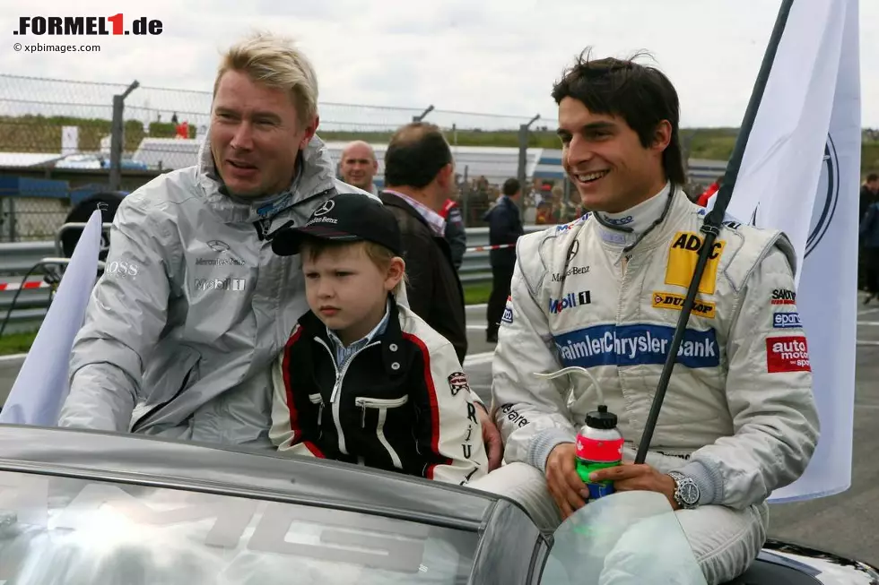 Foto zur News: &quot;Göttergatte&quot; Mika hat inzwischen wieder Lust auf Autorennen. Söhnchen Hugo darf in der DTM auch schon mal bei der Fahrerparade mit.