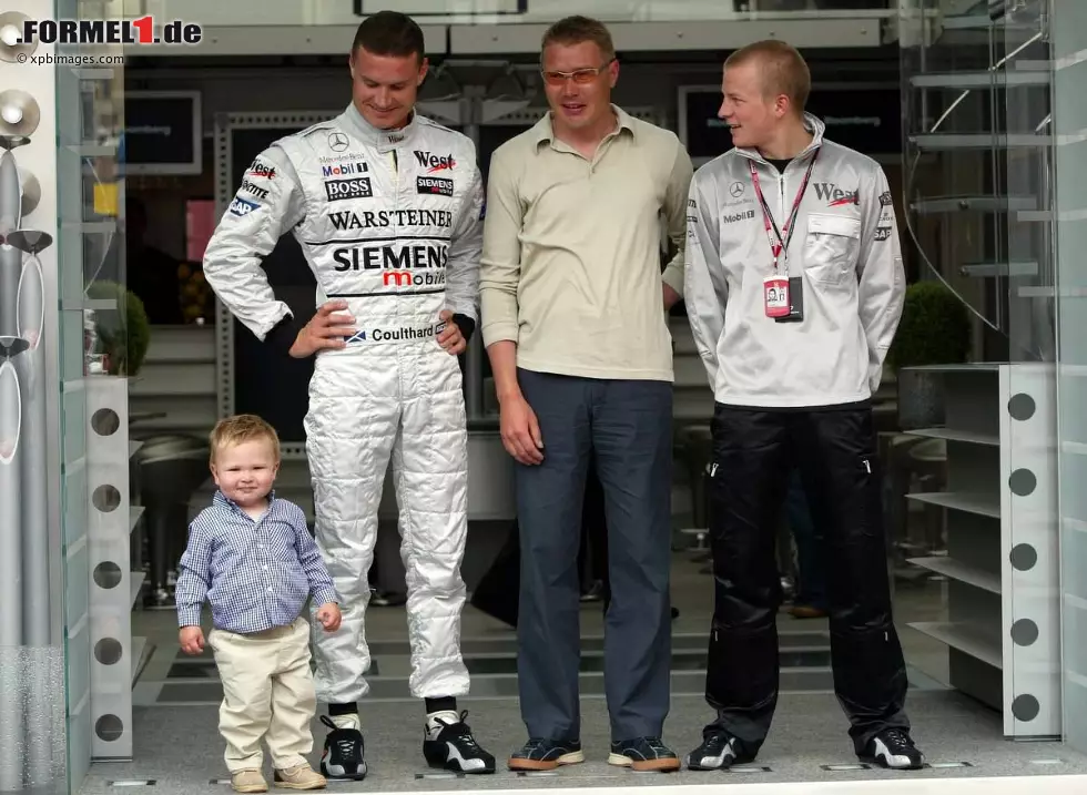 Foto zur News: Und verzückt als Wonneproppen selbst Papas Nachfolger bei McLaren, David Coulthard und Kimi Räikkönen.