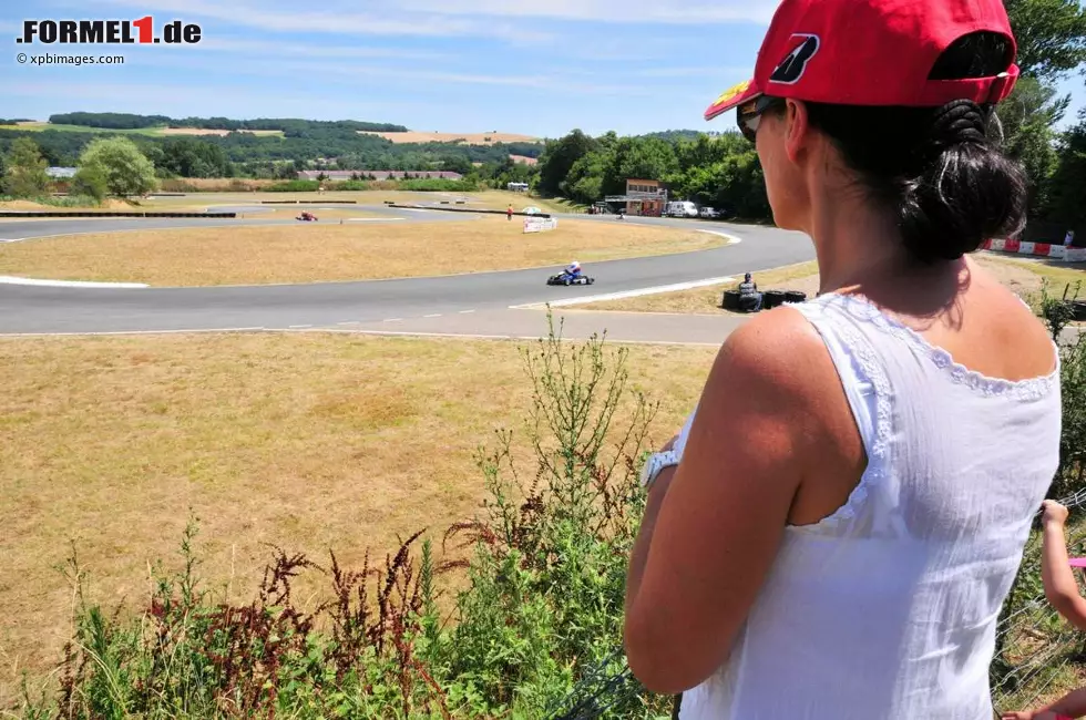 Foto zur News: ... während Erja die motorsportlichen Anfänge ihres Sohnes mit etwas Distanz beobachtet.