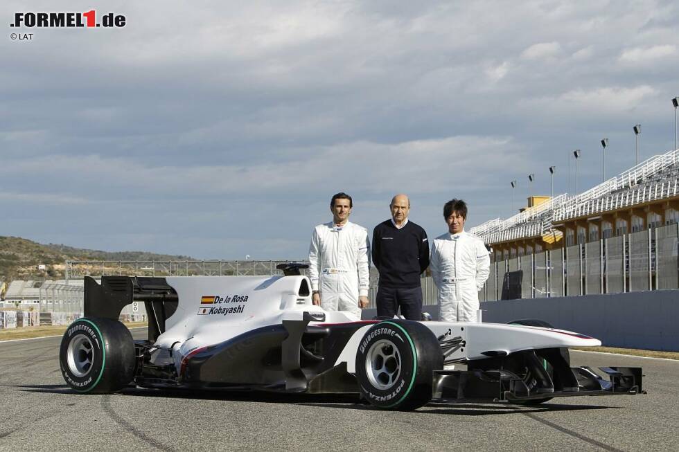 Foto zur News: Das Comeback des Sauber-Teams: Mit Pedro de la Rosa und Kamui Kobayashi sowie einem in Weiß und Grau gehaltenen Rennwagen kehrt Peter Sauber als Teamchef zurück in die Formel 1.