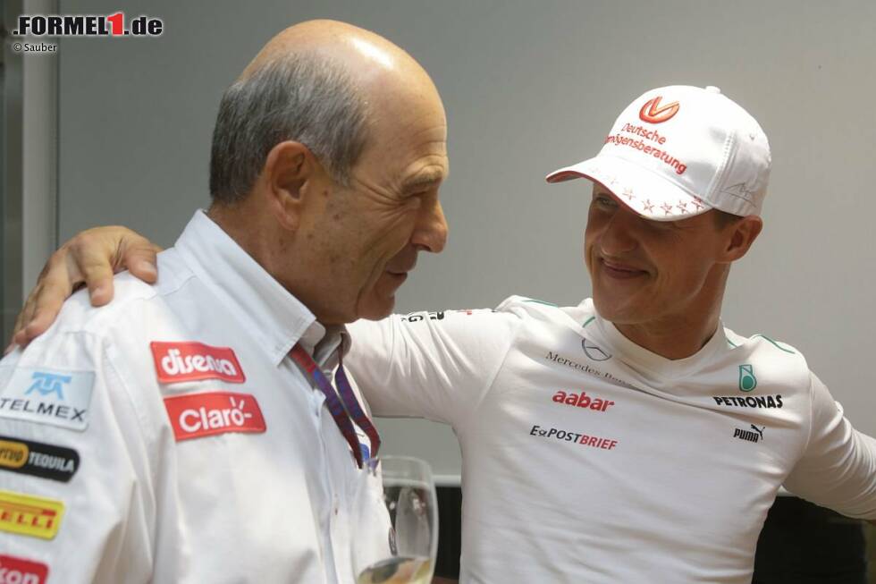 Foto zur News: Ein alter Bekannter schaut vorbei und erweist Peter Sauber seinen Respekt: Michael Schumacher, der am Saisonende 2012 seine Formel-1-Karriere endgültig beendet.