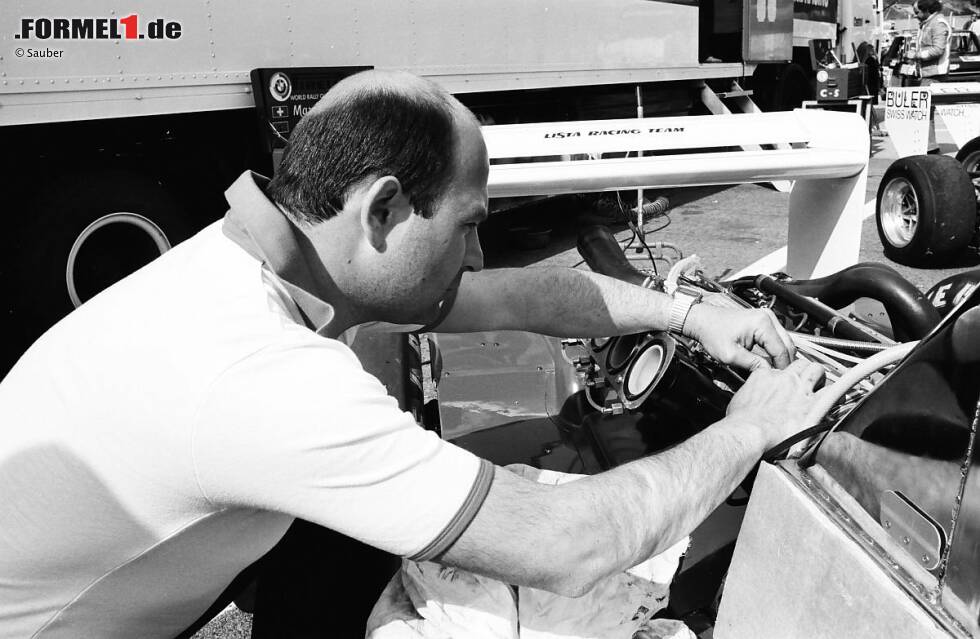 Foto zur News: Peter Sauber als Tüftler: Nachdem die Sauber Motorsport AG gegründet ist, konzentriert sich der Schweizer in den 1970er-Jahren zunächst auf den Bau von Sportwagen. In den 1980er-Jahren erhält Sauber sogar Werksstatus: Das Team aus Hinwil führt das Mercedes-Programm in der Langstrecken-WM durch. 1989 gewinnt Sauber-Mercedes mit Jochen Mass, Manuel Reuter und Stanley Dickens die 24 Stunden von Le Mans. 1989 und 1990 siegt Sauber-Mercedes mit Jean-Louis Schlesser und Mauro Baldi in der Sportwagen-WM.