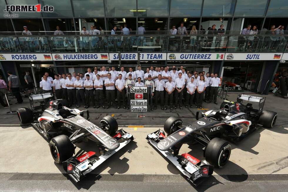 Foto zur News: Nico Hülkenberg, Monisha Kaltenborn, Esteban Gutierrez und das gesamte Sauber-Team feiern das 20-jährige Formel-1-Jubiläum des Teams in der Rennsaison 2013. Nur zehn Teams können auf eine größere Historie in der Königsklasse zurückblicken.