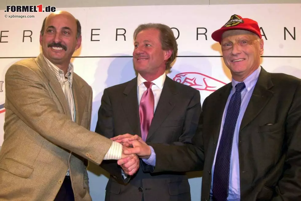 Foto zur News: Am 6. Februar 2001 wird im Londoner Savoy-Hotel Niki Lauda als neuer Rennleiter vorgestellt, um das marode Team auf Vordermann zu bringen. Wenig später sollte der Österreicher Bobby Rahal (links) als Teamchef beerben - und (erfolglos) versuchen, Adrian Newey von McLaren abzuwerben. Jaguar-Präsident Wolfgang Reitzle ist noch optimistisch, bald auf die Siegerstraße einzubiegen.