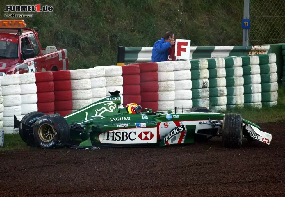 Foto zur News: Der Durchbruch gelingt Jaguar nie, egal was im Management oder technisch geändert wird. Symbolisch dieser Testunfall von Antonio Pizzonia. Eddie Irvine fährt 2001 und 2002 immerhin je einmal auf das Podium, in der Konstrukteurs-Weltmeisterschaft bleibt aber der siebte Platz (2002 bis 2004) das Höchste der Gefühle.