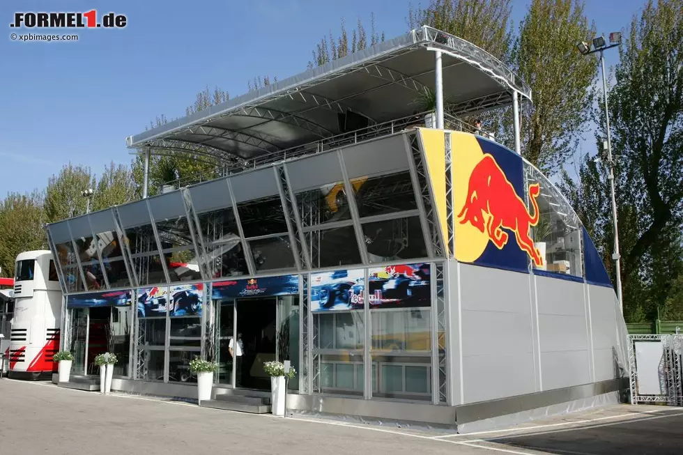 Foto zur News: Die Energy-Station ist heute das mit Abstand größte Motorhome im Paddock - und war es auch 2005 schon, wenn auch damals noch viel kleiner. Das heutige Modell wurde erst eingeführt, als 2006 auch Toro Rosso in die Formel 1 kam und man plötzlich eine zweite &quot;Doppelhaushälfte&quot; benötigte.