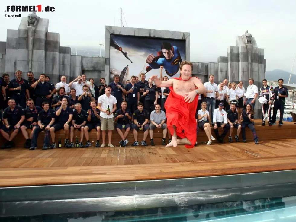 Foto zur News: Coulthard ist es letztendlich, der das erste Podium in der Teamgeschichte einfährt - und Teamchef Christian Horner damit zwingt, eine Wette einzulösen: splitternackt in den Swimmingpool der Energy-Station zu springen! Coulthard ist gnädig und leiht dem jüngsten aller Formel-1-Bosse zumindest sein Superman-Cape.