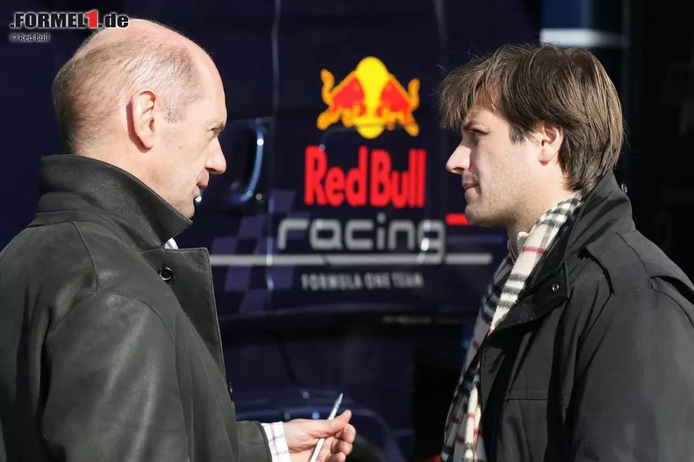 Foto zur News: Der neue Heilsbringer kommt 2006 und heißt Adrian Newey (im Bild mit Dany Bahar, der damaligen rechten Hand von Dietrich Mateschitz). Der Legende nach soll Gerhard Berger, 50-Prozent-Partner von Mateschitz bei Toro Rosso, die Idee gehabt haben, den introvertierten Genius zu holen - um jeden Preis. Man munkelt, dass Newey, der bestverdienende Designer der Formel 1, rund zehn Millionen Euro Jahresgage kassiert.