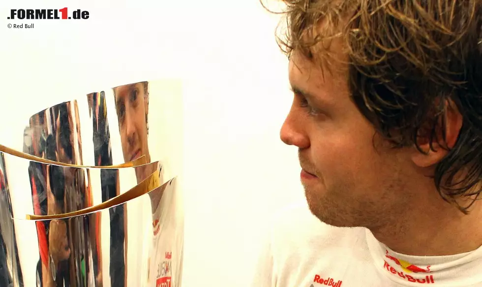 Foto zur News: 2010 dann schon: Weltmeister! Sebastian Vettel gewinnt das dramatische Saisonfinale in Abu Dhabi und damit auch den Titel - weil sich Webber mit dem frühen Boxenstopp verzockt und Ferrari mit Fernando Alonso darauf reagiert, Vettel völlig übersieht.