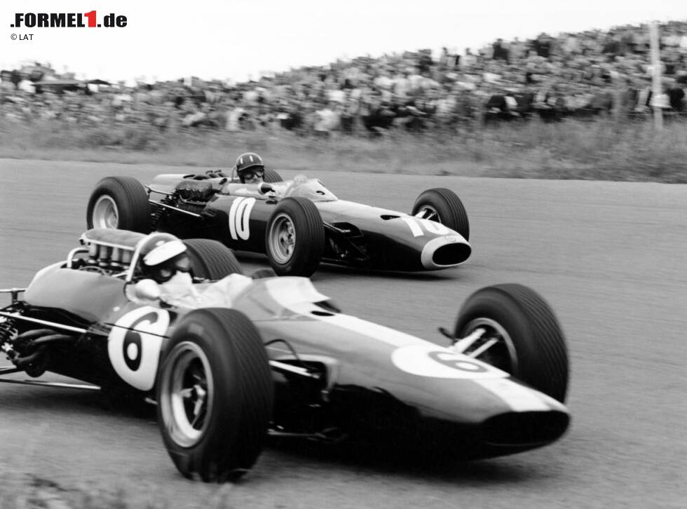 Foto zur News: Größter Gegner in jener Saison: Lotus-Climax-Teamkollege Graham Hill, den er auch in Zandvoort in die Knie zwingen kann.