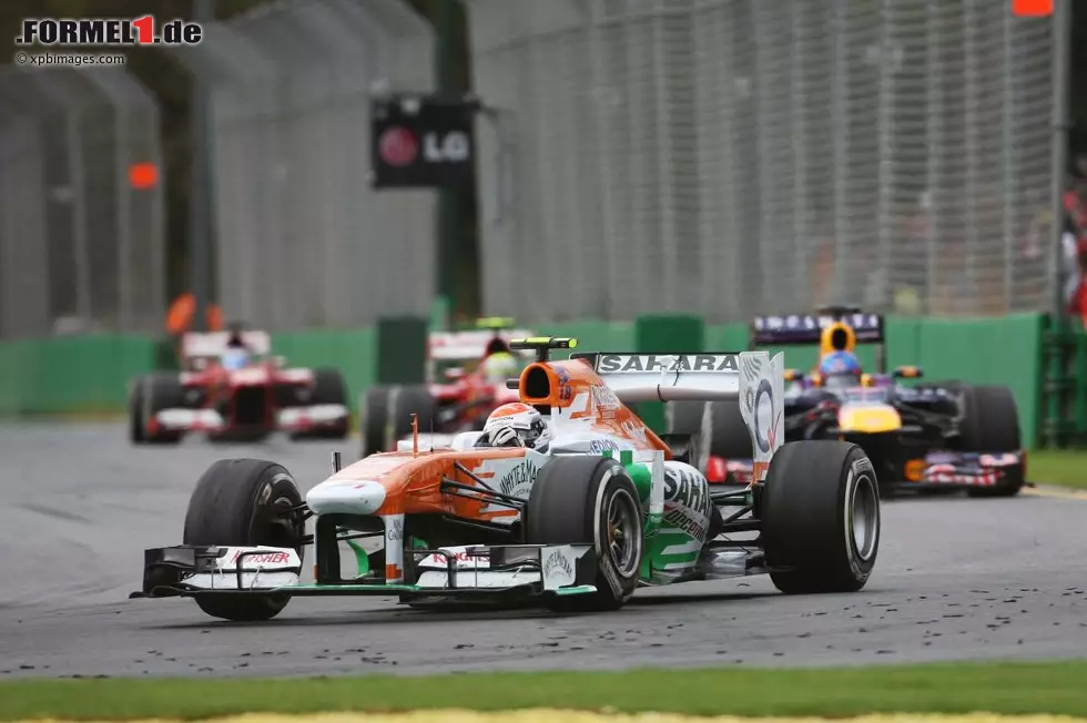 Foto zur News: Und die beginnt mit einem Paukenschlag: 14 Führungsrunden beim Saisonauftakt in Australien, lange Zeit vor Weltmeister Sebastian Vettel. Zugegeben, die abweichende Strategie trägt das Ihrige dazu bei, aber am Ende steht für Sutil ein ordentlicher siebter Platz zu Buche - vor Teamkollege di Resta.