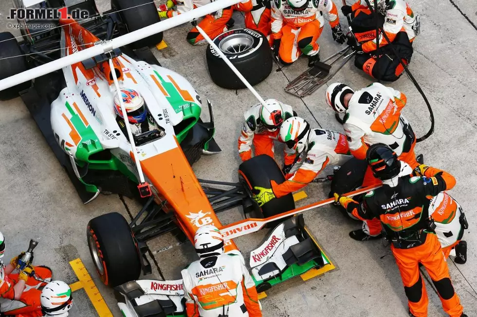 Foto zur News: In Malaysia wird klar, wie schnell der Force India am Saisonbeginn unterwegs ist, als Sutil Bestzeit in Q2 erzielt. Trotzdem geht das Team am Ende leer aus, weil bei den Boxenstopps die Radmuttern klemmen - und beide Autos aus Sicherheitsgründen aus dem Rennen genommen werden müssen.