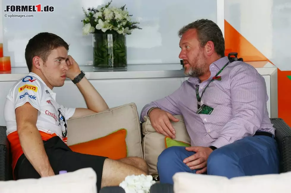 Foto zur News: Di Resta, hier im Gespräch mit seinem Manager Richard Goddard, merkt langsam, dass ihm die Felle davonschwimmen. Immer deutlicher zeichnet sich ab: Bei Force India wird 2014 kein Platz mehr für ihn sein.