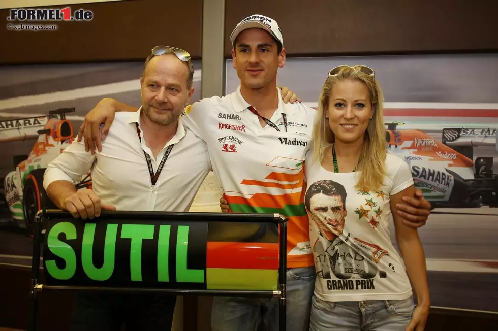 Foto zur News: In Ungarn bestreitet Sutil den 100. Grand Prix seiner Karriere (im Bild mit Manager Manfred Zimmermann und Freundin Jennifer Becks), doch sportlich befindet sich Force India inzwischen auf Talfahrt. So gut der VJM06 am Saisonbeginn mit den ursprünglichen Pirelli-Reifen funktioniert hat, so sehr schmerzt jetzt die Umstellung auf neue Gummi-Spezifikationen.