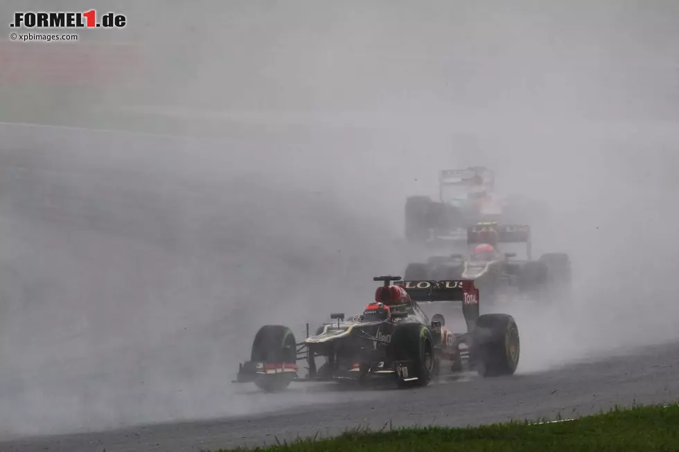 Foto zur News: Aber nur eine Woche später ist Räikkönen die WM-Führung auch schon wieder los: Erst vom siebten auf den zehnten Startplatz zurück (wegen Qualifying-Blockade von Nico Rosberg), dann im Rennen in Malaysia hinter Teamkollege Romain Grosjean nur Siebter.