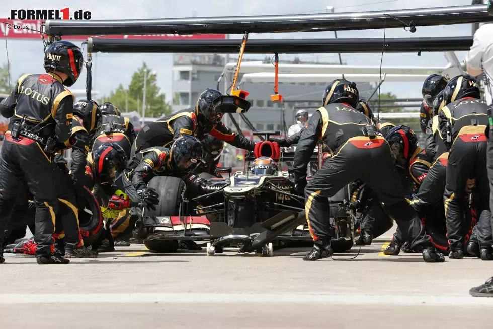 Foto zur News: Im Sommer verliert Räikkönen den Anschluss zu Sebastian Vettel: Nach einer Boxenpanne, Bremsproblemen und Platz neun in Kanada fällt er nicht nur hinter Fernando Alonso zurück, sondern auf die WM-Spitze fehlen inzwischen schon 44 Punkte.