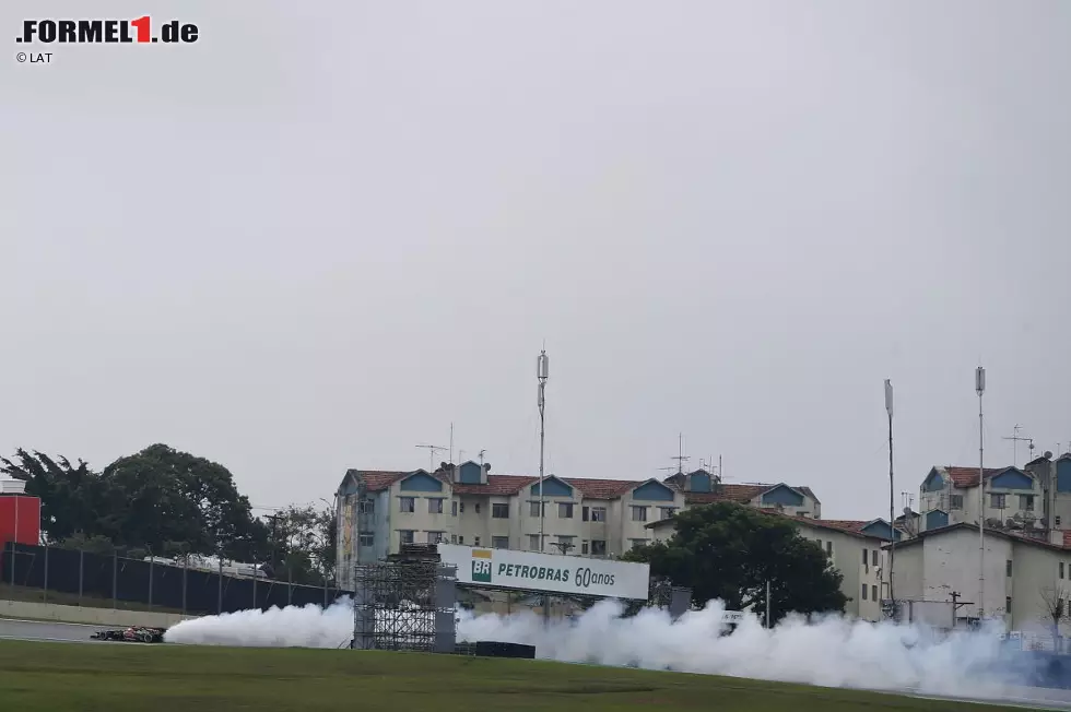 Foto zur News: Für Grosjean endet die Saison in Brasilien mit einem kapitalen Motorschaden. Lotus zieht am Ende im Kampf um Platz zwei in der Konstrukteurs-WM den Kürzeren und wird hinter Red Bull, Mercedes und Ferrari Vierter.