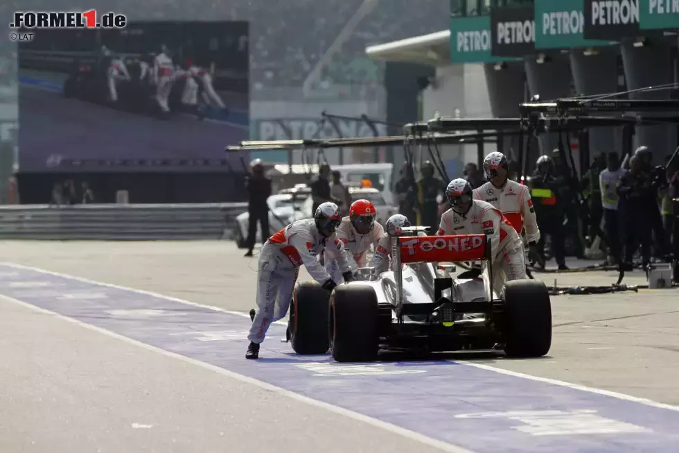 Foto zur News: Button muss nach einem verpatzten Boxenstopp sicherheitshalber aus dem Rennen genommen werden. Nach zwei von 19 Grands Prix ist McLaren WM-Siebter.