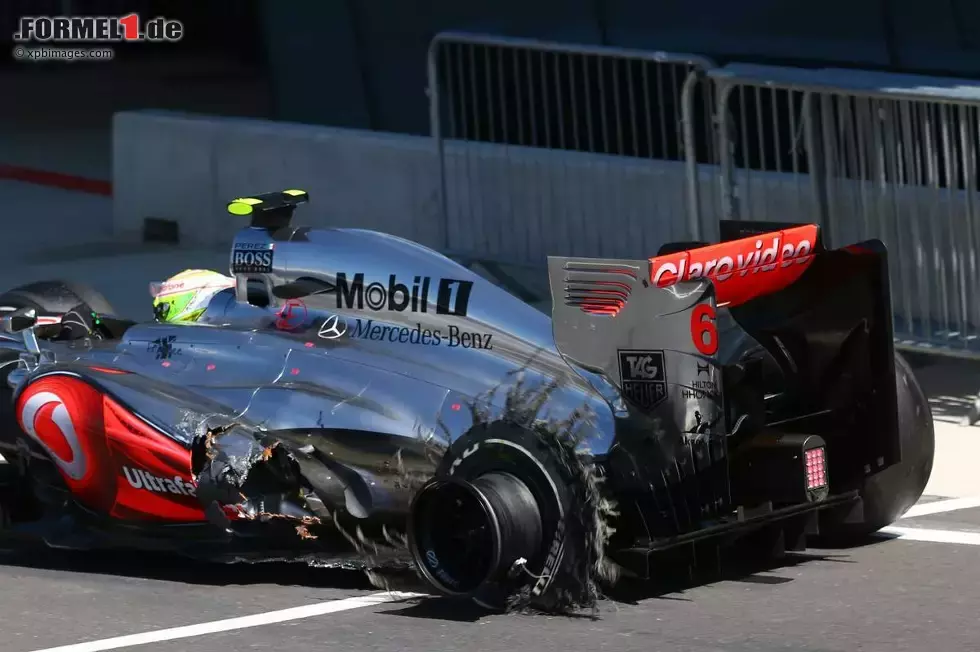 Foto zur News: Beim Heimrennen in Silverstone werden die beiden McLaren-&quot;Reifenflüsterer&quot; ausgerechnet ein Pirelli-Opfer: Perez ist einer der Fahrer, bei denen ein Pneu platzt, Button muss im Finish chancenlos zuschauen, wie seine Gummis dramatisch abbauen.