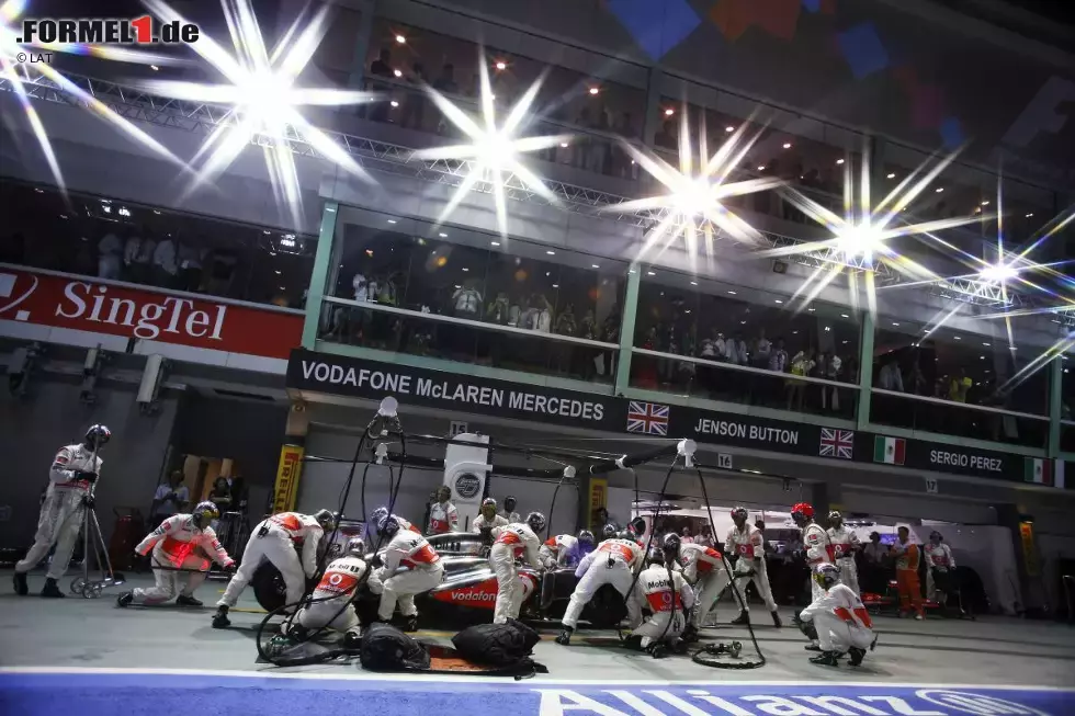 Foto zur News: Nach Platz sieben in Singapur dämmert Button: &quot;Wir müssen Risiken eingehen, wenn wir dieses Jahr auf dem Podium ins Ziel kommen wollen.&quot; Beim Nachtrennen klappt das noch nicht, aber immerhin baut McLaren den Vorsprung auf Force India auf 14 WM-Punkte aus.