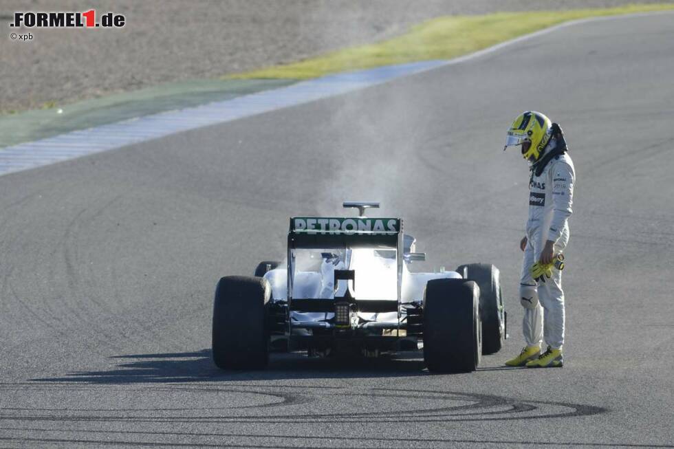 Foto zur News: Doch der Beginn verläuft alles andere als geplant. Schon beim ersten Testtag in Jerez rollt Rosberg nach nur 14 Runden mit einem Elektronikdefekt aus, sein Teamkollege Hamilton schafft am folgenden Tag nur 15 Runden, bevor er in die Reifenstapel abfliegt. Immerhin erweist sich der Silberpfeil als äußerst schnell.