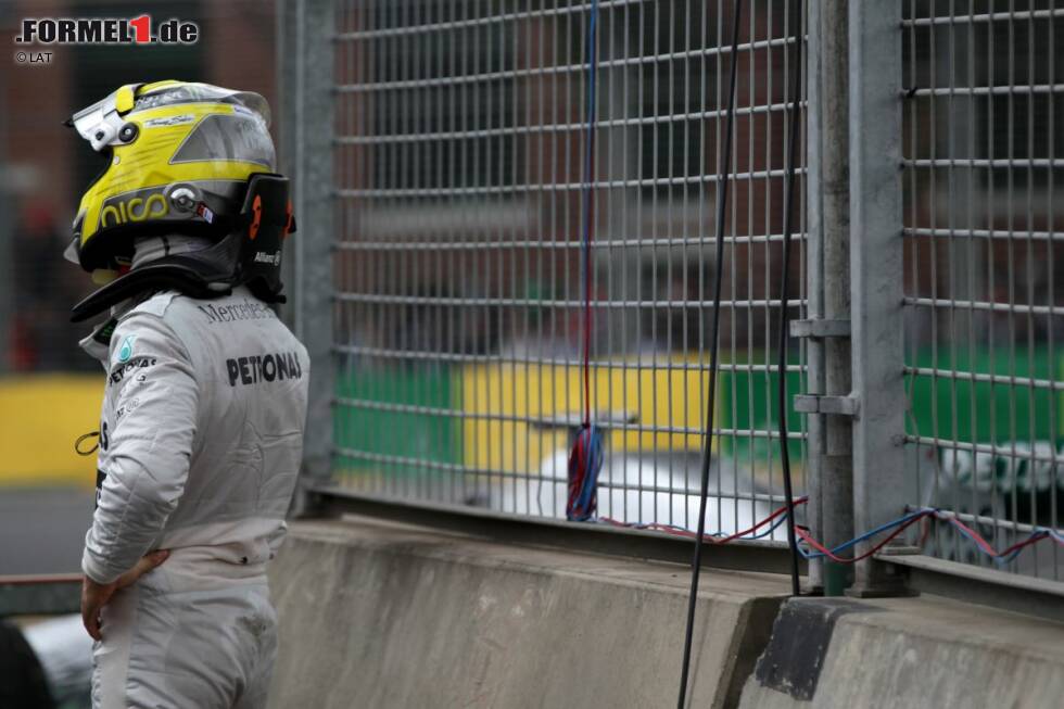 Foto zur News: Das gleiche Bild bietet sich Mercedes beim Saisonauftakt in Australien. Rosberg muss das Rennen nach 26 Runden mit einem Elektronikdefekt aufgeben. Hamilton fährt bei seinem Mercedes-Debüt immerhin in der Qualifikation auf Rang drei und im Rennen auf Rang fünf.