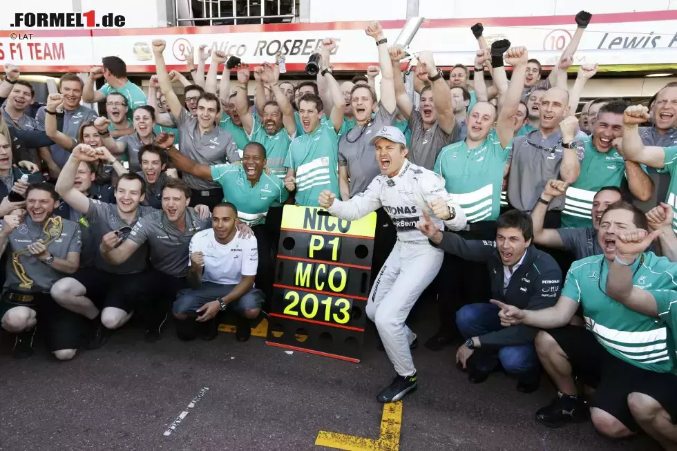 Foto zur News: Ein ähnliches Reifenerlebnis erwartet Mercedes für Monaco, doch auf dem engen Stadtkurs kann selbst ein Sebastian Vettel nicht an den &quot;Bussen auf Vergnügungsfahrt&quot; vorbeigehen und muss zusehen, wie Rosberg seinen ersten Saisonsieg holt. Hamilton hat die Freude über Platz vier hingegen nicht so wirklich gepackt.