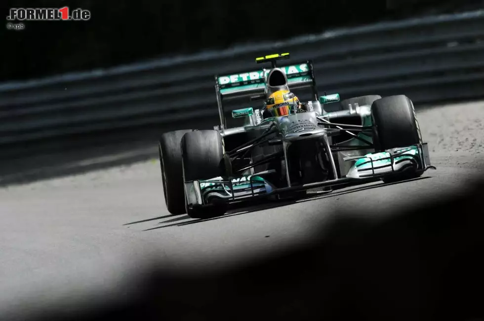 Foto zur News: In Kanada zeichnet sich ab, dass Mercedes die Reifenprobleme langsam in den Griff bekommt. Zwar springt für Hamilton und Rosberg zum ersten Mal seit Malaysia keine Pole heraus, allerdings fallen die beiden Piloten im Rennen auch nur jeweils einen Platz nach hinten - auf drei und fünf. Auf Sebastian Vettel fehlen im WM-Kampf aber mittlerweile stolze 55 Punkte.