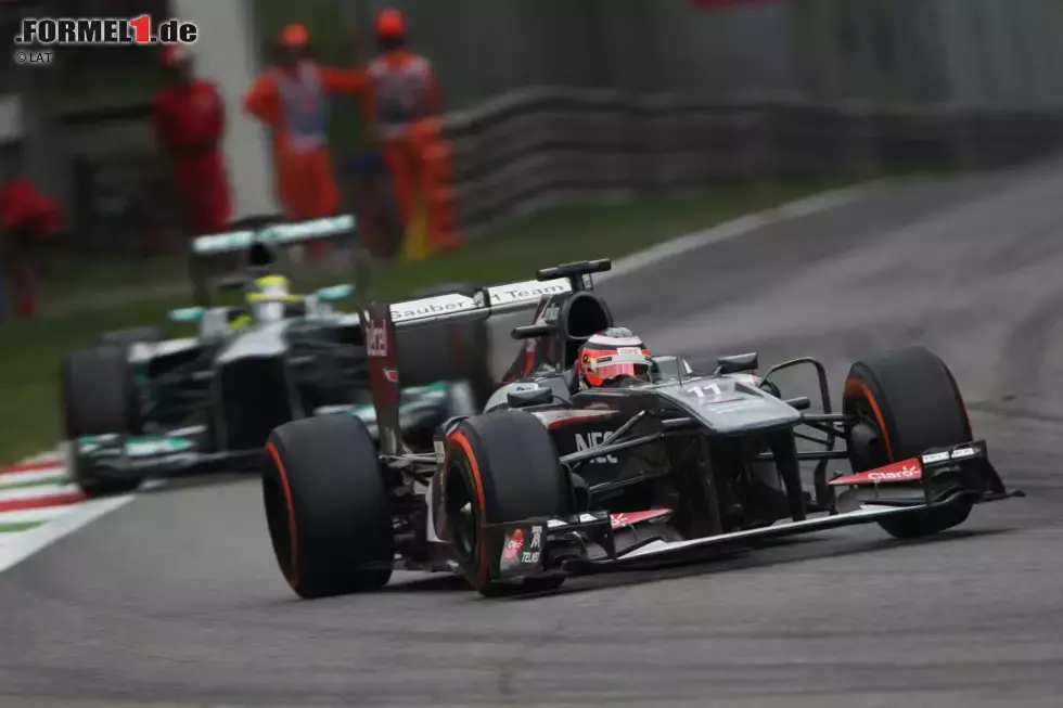 Foto zur News: Nico gegen Nico heißt es beim Europa-Finale in Monza: Nico Hülkenberg treibt seinen Landsmann fast zur Verzweiflung. Rosberg ist eines der ersten Opfer, das den Sauber-Aufschwung der zweiten Saisonhälfte hautnah miterleben darf. Teamkollege Hamilton kann vom Kampf um Platz fünf nach seinem Aus in Q2 nur träumen und muss eingestehen: &quot;Ich bin gefahren wie ein Idiot. So schlecht war ich schon seit Jahren nicht mehr.&quot;