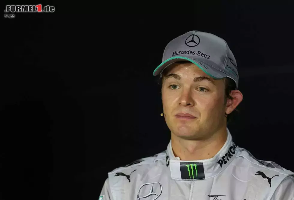 Foto zur News: Sauer ist Rosberg in Singapur: Erst kann er Vettel in der Qualifikation nicht mehr abfangen, auch wenn dieser es sich beim letzten Versuch in der Box gemütlich macht, dann muss er sich noch über dessen berühmten Eier-Spruch ärgern. Ein Besuch im Swimmingpool wäre dem Deutschen in diesem Moment sicherlich lieber gewesen.