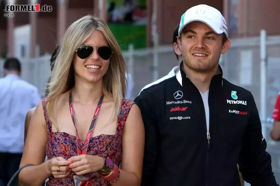 Foto zur News: Wie gut, wenn man sich von seiner Freundin trösten lassen kann. Noch-Freundin muss man sagen, denn Rosberg und seine Vivian wollen schon bald den Bund der Ehe eingehen. Wann und wo, das ist allerdings noch offen - genau wie bei Hamilton und Scherzinger.