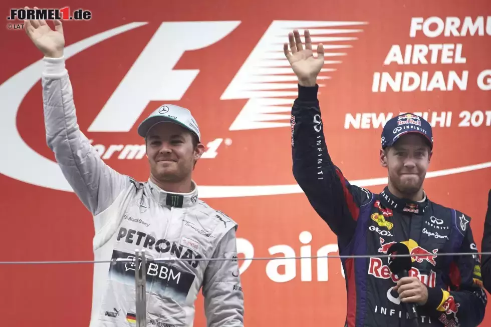 Foto zur News: Sportlich kann man in den verbleibenden Wochen nur wenige Akzente setzen. Neben Sebastian Vettel sehen einfach alle anderen Fahrer in den letzten Saisonrennen alt aus. Immerhin schafft es Rosberg in Indien und Abu Dhabi noch zweimal auf das Podest, bevor er in den USA mit Platz 14 im Qualifying total abstürzt. Hamiltons restliche Rennen sind von wenigen Tiefen geprägt - aber auch von wenigen Höhen. Vom aufregenden Saisonstart ist man mittlerweile weit entfernt.