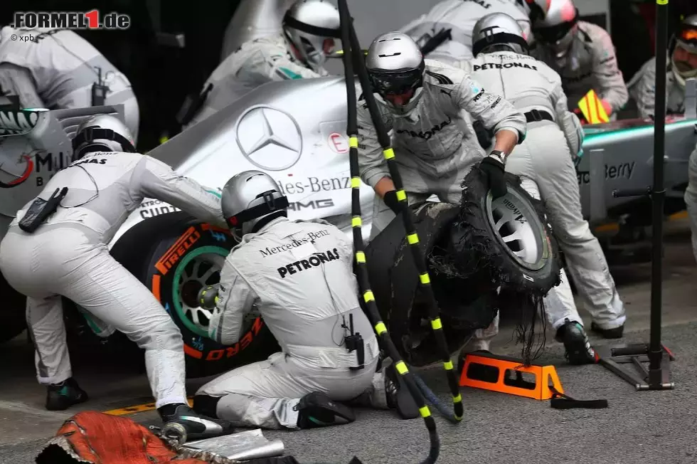 Foto zur News: Beim Saisonfinale in Brasilien bekommt aber auch die Mercedes-Crew noch einmal Arbeit: Nach einer Kollision mit dem Williams von Valtteri Bottas muss Hamilton zum Reifenwechsel an die Box kommen und erhält zusätzlich noch eine Durchfahrtsstrafe. Im Kampf um den zweiten Konstrukteursrang gegen Ferrari ist dies ein herber Rückschlag, Hamilton wird nur Neunter.