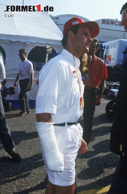 Foto zur News: Doch dann kommt Imola: Barrichello verunglückt im Freitagstraining schwer, kommt mit einem gebrochenen Arm davon. Roland Ratzenberger und Ayrton Senna haben weniger Glück. Rubens&#039; großes Idol, inzwischen ein Freund geworden, ist tot.