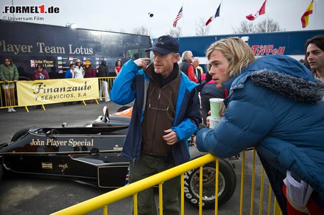 Foto zur News: Chris Hemsworth, ebenfalls im Gespräch mit Regisseur Ron Howard, gibt James Hunt, als wäre es ein Overall, den er sich überstreift, wie es ein Rennfahrer tut. Mit all den Eigenheiten Hunts - den vielen Frauen, dem Alkohol und der Gelassenheit eines Lebemanns aus den 1970er-Jahren, der seine große Chance wittert und alles dafür tut, am Ende der Beste zu sein.