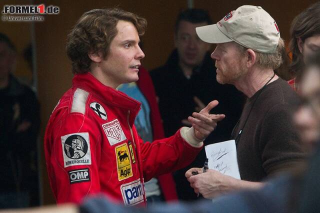 Foto zur News: Daniel Brühl, hier im Gespräch mit Regisseur Ron Howard, in absoluter Höchstform: In seiner Rolle als Niki Lauda erlebt er die Gefahren der Formel 1 der 1970er-Jahre am eigenen Leib. Und er verkörpert einen von der Realität und der Vernunft geleiteten Rennfahrer, der dem Tod um Haaresbreite von der Schippe springt. Nur, um sich anschließend erneut der Gefahr des Motorsports auszusetzen.