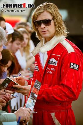 Foto zur News: Dabei ist es in der Saison 1976 eigentlich James Hunt, der auf Niki Lauda neidisch sein sollte. Immerhin hat Lauda 1975 den Formel-1-WM-Titel gewonnen und fährt für das Formel-1-Traditionsteam schlechthin - Ferrari. Hunt hingegen hätte das Aus seines früheren Rennstalls beinahe die Karriere gekostet, doch bei McLaren gibt man ihm eine neue Chance in der Formel 1. Hunt enttäuscht seinen Arbeitgeber nicht: Er siegt, bereits im vierten Rennen.