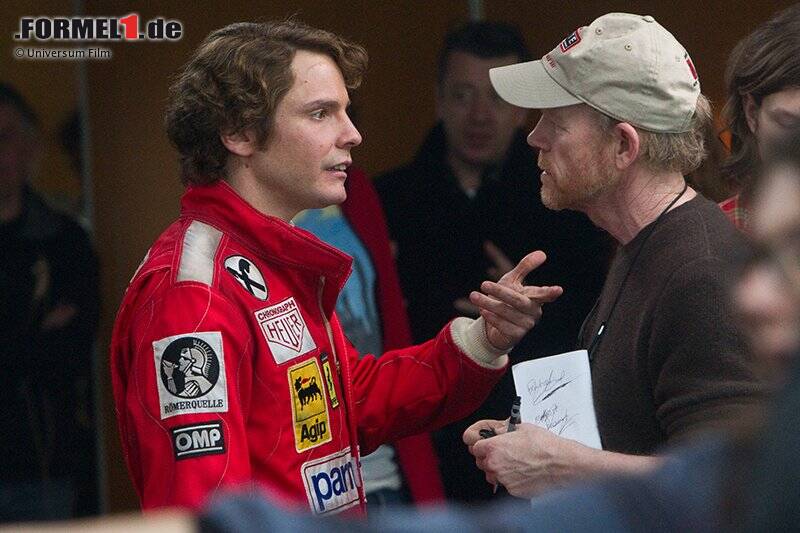 Foto zur News: Daniel Brühl, hier im Gespräch mit Regisseur Ron Howard, in absoluter Höchstform: In seiner Rolle als Niki Lauda erlebt er die Gefahren der Formel 1 der 1970er-Jahre am eigenen Leib. Und er verkörpert einen von der Realität und der Vernunft geleiteten Rennfahrer, der dem Tod um Haaresbreite von der Schippe springt. Nur, um sich anschließend erneut der Gefahr des Motorsports auszusetzen.