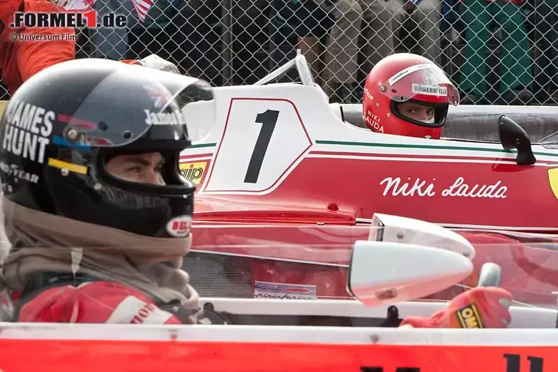 Foto zur News: Und so treffen die beiden Kontrahenten im letzten Saisonrennen 1976 noch einmal aufeinander. James Hunt gegen Niki Lauda. Im strömenden Regen von Fuji, wo die Entscheidung in der Weltmeisterschaft fallen muss. Lauda, der den Regen fürchtet und die Gefahr scheut. Hunt, der dem Risiko eiskalt entgegenblickt, aber unbedingt punkten muss. Es ist ein respektvolles Duell auf Augenhöhe. &quot;Rush - Alles für den Sieg&quot; auf der Zielgeraden. Doch dieses Finale hat es noch einmal in sich!