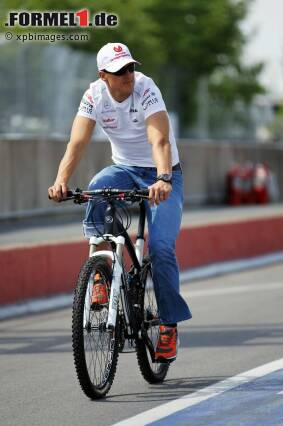 Foto zur News: ...oder zur Streckenerkundung. Auch auf dem Fahrrad ist Michael Schumacher regelmäßig unterwegs.