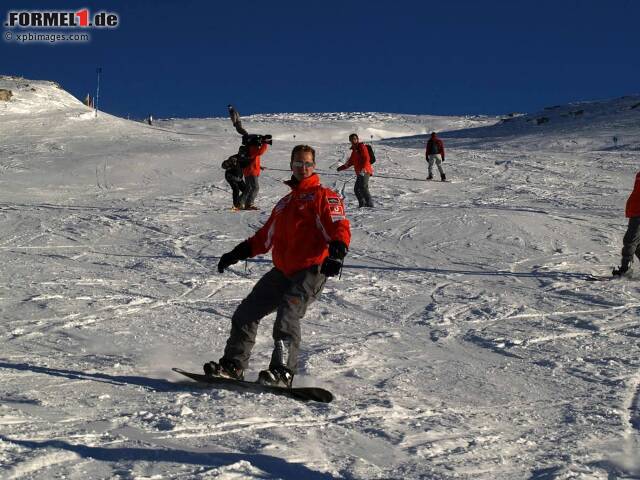 Foto zur News: Doch auch auf dem Snowboard hat sich Schumacher schon versucht.