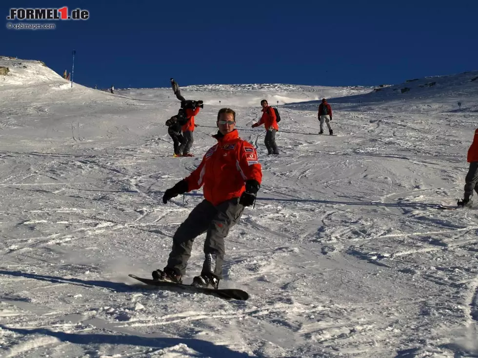 Foto zur News: Doch auch auf dem Snowboard hat sich Schumacher schon versucht.