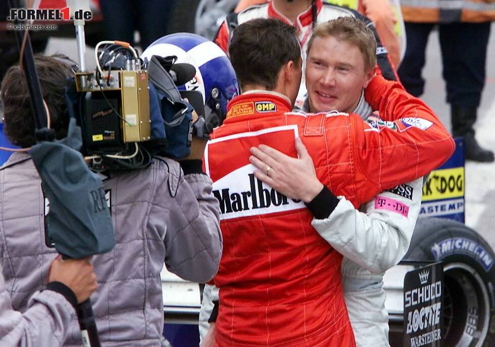 Foto zur News: Mika Häkkinen (zweimaliger Formel-1-Weltmeister): &quot;Lieber Michael, du bist ein Mann, der sich jeder Herausforderung stellt und du bist es gewohnt, jede davon zu bestehen. Dein Unfall ist jetzt nichts mehr als eine weitere Herausforderung. Du musst wieder hart kämpfen - so wie wir beiden früher auf der Rennstrecke gekämpft haben. Bitte tu mir nur einen Gefallen: Versuche ein einziges Mal nicht, die Zeit zu schlagen. Du musst keine Bestzeit in diesem Rennen aufstellen. Du musst dir alle Zeit nehmen, die du brauchst. Take it easy.&quot;