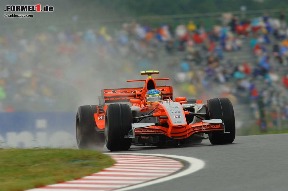 Foto zur News: Oktober 2006: In neuen Farben: MF1 heißt nun Spyker, aber Adrian Sutil darf wieder ran. Hier beim Freien Training in Suzuka. Und der junge Deutsche macht eine sehr gute Figur - auch im Nassen. Ganz nebenbei gewinnt er in Japan die Formel Nippon...