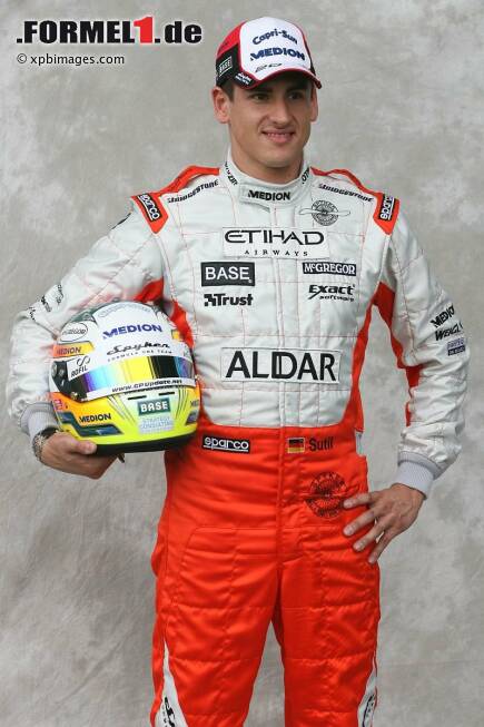 Foto zur News: März 2007: Adrian Sutil posiert für das obligatorische Pressefoto. Es ist der Formel-1-Saisonauftakt in Melbourne, wo die Piloten vor einem einheitlichen Hintergrund abgelichtet werden. Sutil steht vor seinem Formel-1-Debüt als Stammfahrer.