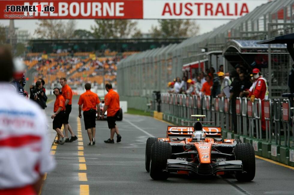 Foto zur News: März 2007: Die ersten Meter. Adrian Sutil im Freien Training zum Großen Preis von Australien. &quot;Down Under&quot; beginnt der Rennfahrer aus Gräfelfing bei München seine Formel-1-Karriere.