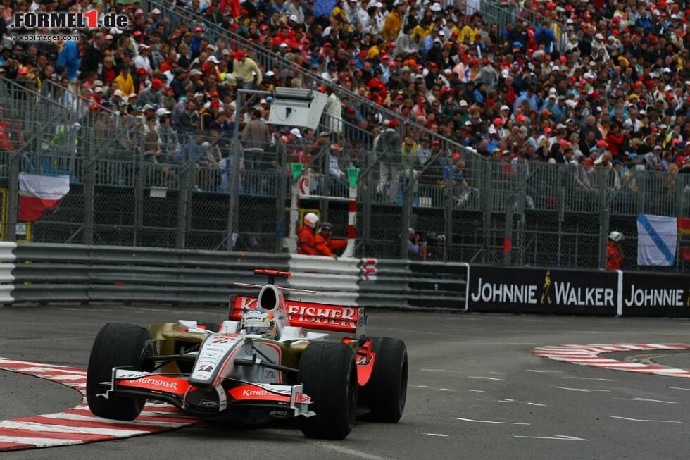 Foto zur News: Mai 2008: Wie sehr Freud und Leid in der Formel 1 manchmal zusammenliegen, erfährt Adrian Sutil in Monte Carlo. Als Pilot im inzwischen in Force India umbenannten Team liegt er im Rennen sensationell an vierter Stelle, als er von Kimi Räikkönen in der Hafenschikane abgeschossen wird. Das Auto ist nicht mehr fahrbar, Sutil scheidet kurz vor Schluss aus. Ohne Punkte wird er am Saisonende WM-20.