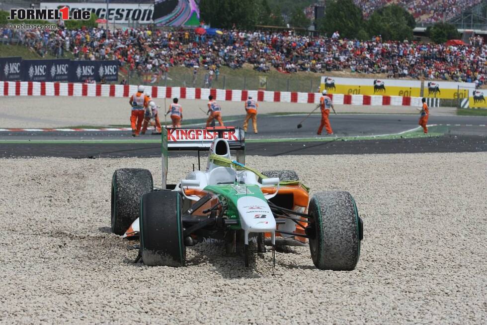 Foto zur News: Mai 2009: Manchmal ist es auch eigenes Verschulden, das Adrian Sutil ein gutes Ergebnis raubt. Hier steht der Force India des Deutschen im Kiesbett von Barcelona.