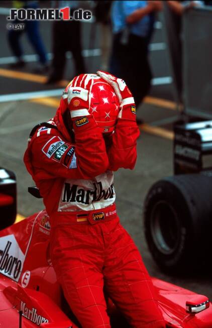 Foto zur News: 2000: Der von der Pole-Position gestartete Michael Schumacher liegt zunächst hinter McLaren-Pilot Mike Häkkinen an zweiter Stelle, schließlich würde er auch bei diesem Rennausgang mit fast uneinholbaren acht Punkten Vorsprung zum WM-Finale nach Malaysia reisen. Aber nach einem Regenschauer spielt er seine bekannte Klasse bei schwierigen Bedingungen aus und gewinnt das Rennen sogar noch vor dem Finnen. Schumacher ist der erste Ferrari-Weltmeister seit Jody Scheckter 1979.