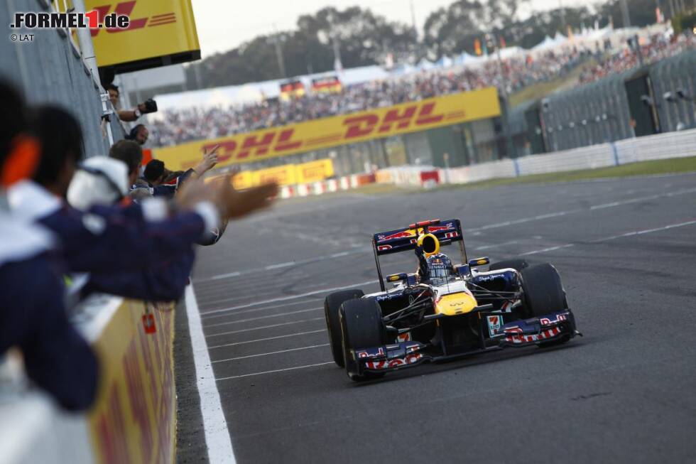 Foto zur News: 2011: Sebastian Vettel (Red Bull) hat 124 Punkte Vorsprung auf Jenson Button (McLaren) und kann deshalb schon mit einem zehnten Platz Champion werden, obwohl danach noch vier Rennen zu fahren sind. Zwar gewinnt Button tatsächlich den Grand Prix und tut damit seinen Teil, um das Titelrennen offen zu halten, doch Vettel lässt als Dritter nichts anbrennen und macht den Sack endgültig zu.